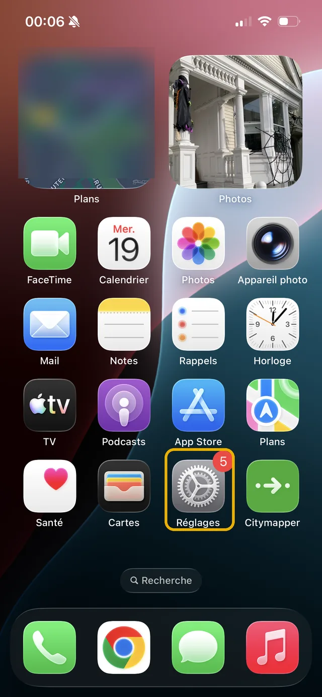 Écran d'accueil iPhone avec l'application Réglages encadrée
